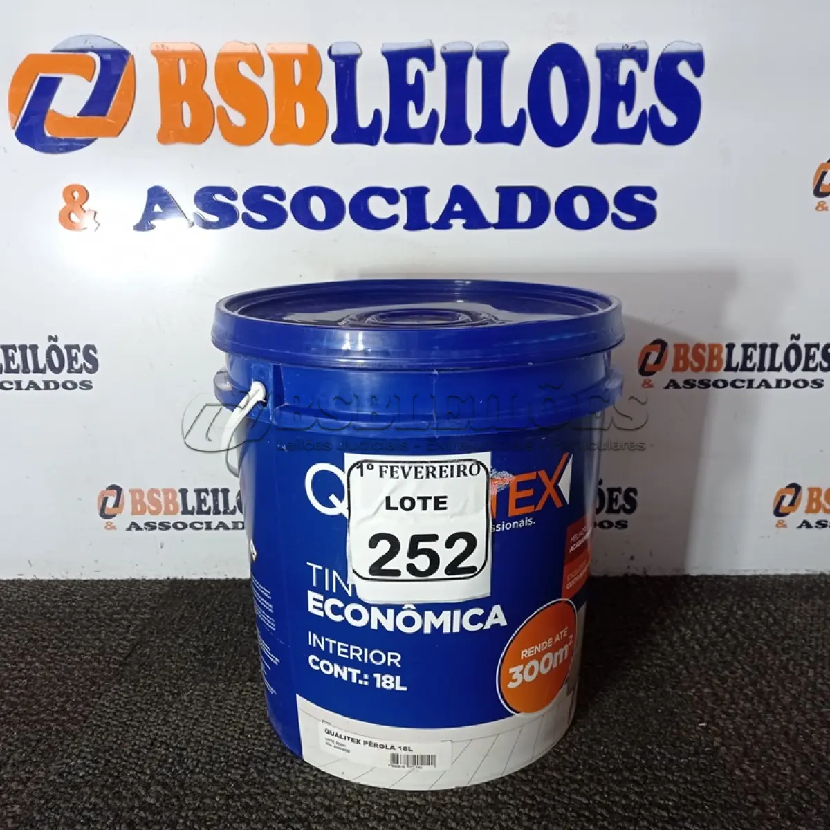 LOTE 252 - 01 BALDE DE TINTA QUALITEX NA COR PÉROLA 18L. (NO ESTADO) ATENÇÃO! FAZER A VISITAÇÃO ANTES DE ARREMATAR, NÃO SABEMOS SE FUNCIONA. LEILÃO NÃO TEM GARANTIA E NEM DEVOLUÇÃO, SUJEITO A POSSÍVEIS AVARIAS VISÍVEIS/OCULTAS E/OU AUSÊNCIA DE COMPONENTES.
