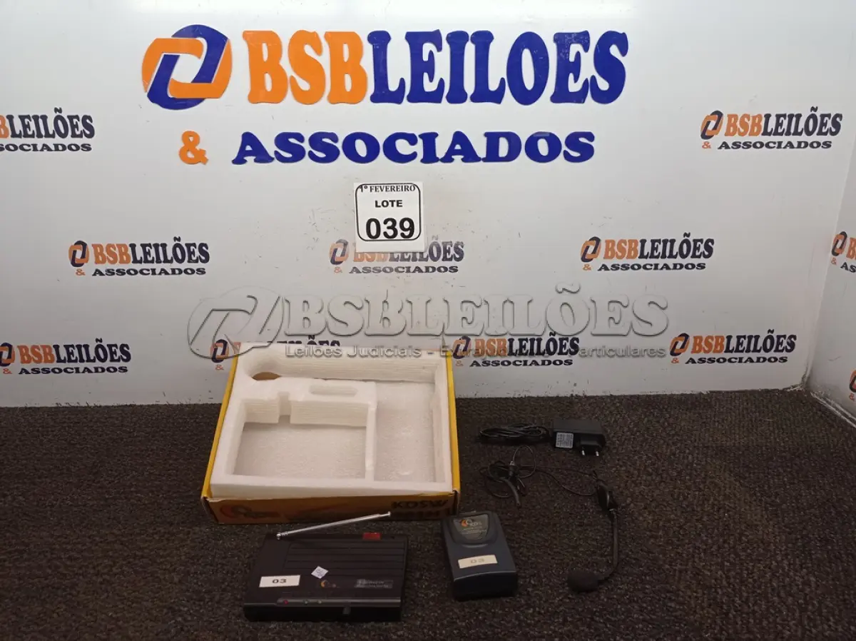 LOTE 039 - 01 BASE COM 01 MICROFONE SEM FIO MARCA KADOSH. (NO ESTADO) ATENÇÃO! FAZER A VISITAÇÃO ANTES DE ARREMATAR, NÃO SABEMOS SE FUNCIONA. LEILÃO NÃO TEM GARANTIA E NEM DEVOLUÇÃO, SUJEITO A POSSÍVEIS AVARIAS VISÍVEIS/OCULTAS E/OU AUSÊNCIA DE COMPONENTES.