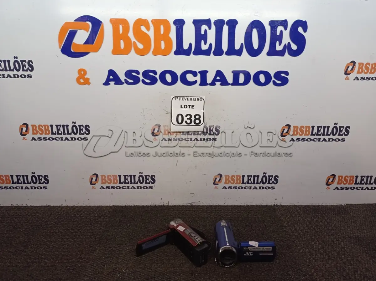 LOTE 038 - 02 FILMADORAS, SENDO UMA MARCA JVC E UMA SONY SEM CARREGADOR. LIGANDO. (NO ESTADO) ATENÇÃO! FAZER A VISITAÇÃO ANTES DE ARREMATAR, NÃO SABEMOS SE FUNCIONA. LEILÃO NÃO TEM GARANTIA E NEM DEVOLUÇÃO, SUJEITO A POSSÍVEIS AVARIAS VISÍVEIS/OCULTAS E/OU AUSÊNCIA DE COMPONENTES.