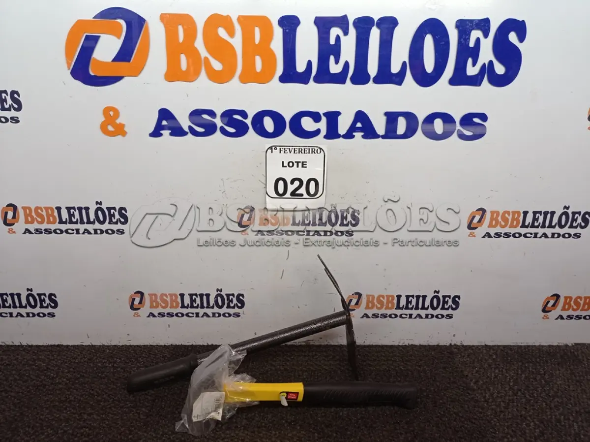 LOTE 020 - 01 MARTELO COM CABO EMBORRACHADO DE 27 MM E 01 SACHO PARA JARDINAGEM. (NO ESTADO) ATENÇÃO! FAZER A VISITAÇÃO ANTES DE ARREMATAR, NÃO SABEMOS SE FUNCIONA. LEILÃO NÃO TEM GARANTIA E NEM DEVOLUÇÃO, SUJEITO A POSSÍVEIS AVARIAS VISÍVEIS/OCULTAS E/OU AUSÊNCIA DE COMPONENTES.