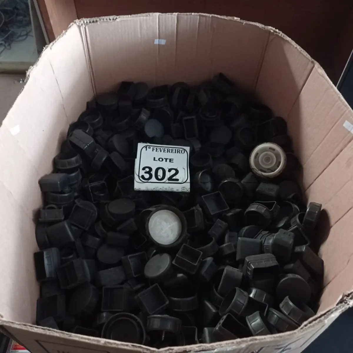 LOTE 302 - 01 LOTE COM TAMPAS PROTETORAS DIVERSAS. (NO ESTADO) ATENÇÃO! FAZER A VISITAÇÃO ANTES DE ARREMATAR, NÃO SABEMOS SE FUNCIONA. LEILÃO NÃO TEM GARANTIA E NEM DEVOLUÇÃO, SUJEITO A POSSÍVEIS AVARIAS VISÍVEIS/OCULTAS E/OU AUSÊNCIA DE COMPONENTES.