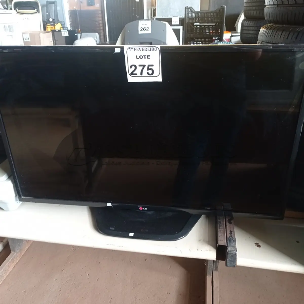 LOTE 275 - 01 TV LG 42” SEM CONTROLE. (NO ESTADO) ATENÇÃO! FAZER A VISITAÇÃO ANTES DE ARREMATAR, NÃO SABEMOS SE FUNCIONA. LEILÃO NÃO TEM GARANTIA E NEM DEVOLUÇÃO, SUJEITO A POSSÍVEIS AVARIAS VISÍVEIS/OCULTAS E/OU AUSÊNCIA DE COMPONENTES.