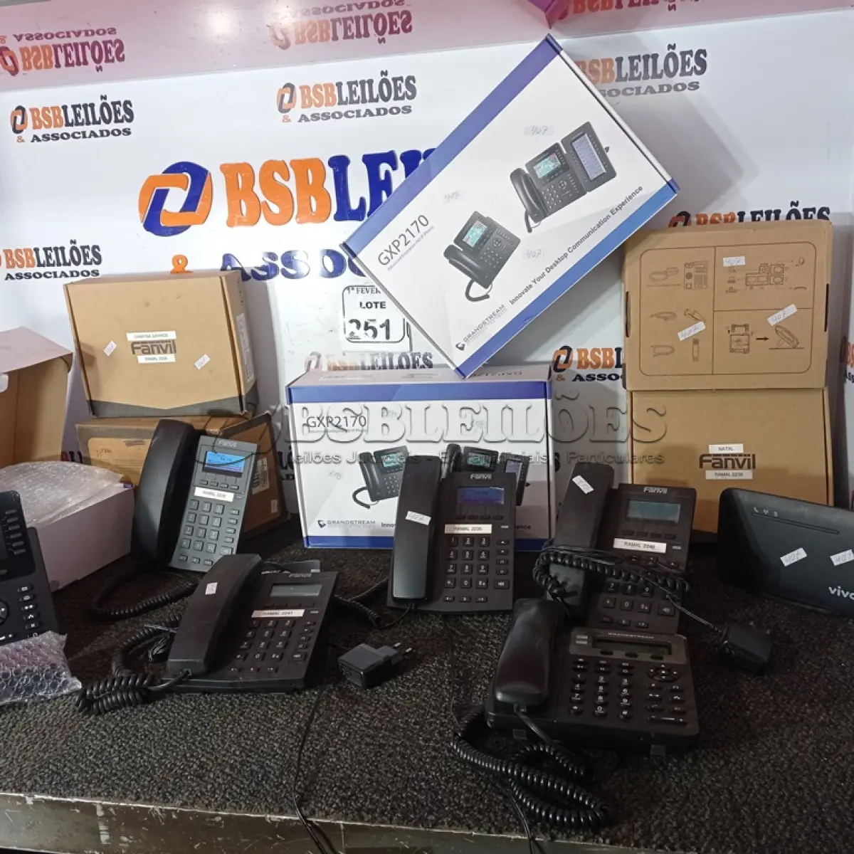 LOTE 251 - 01 LOTE COM TELEFONES DE RAMAL. (NO ESTADO) ATENÇÃO! FAZER A VISITAÇÃO ANTES DE ARREMATAR, NÃO SABEMOS SE FUNCIONA. LEILÃO NÃO TEM GARANTIA E NEM DEVOLUÇÃO, SUJEITO A POSSÍVEIS AVARIAS VISÍVEIS/OCULTAS E/OU AUSÊNCIA DE COMPONENTES.