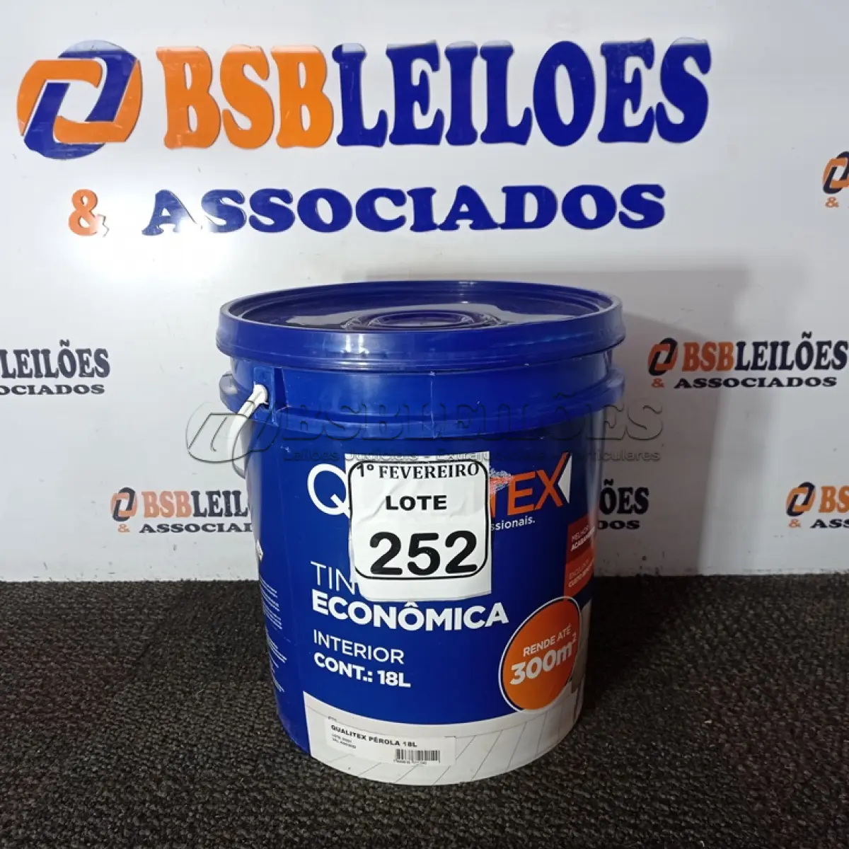 LOTE 252 - 01 BALDE DE TINTA QUALITEX NA COR PÉROLA 18L. (NO ESTADO) ATENÇÃO! FAZER A VISITAÇÃO ANTES DE ARREMATAR, NÃO SABEMOS SE FUNCIONA. LEILÃO NÃO TEM GARANTIA E NEM DEVOLUÇÃO, SUJEITO A POSSÍVEIS AVARIAS VISÍVEIS/OCULTAS E/OU AUSÊNCIA DE COMPONENTES.