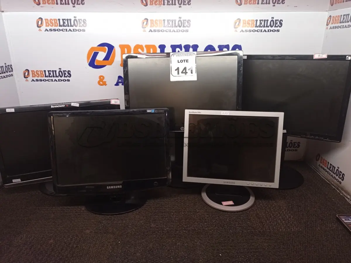 LOTE 141 - 05 MONITORES LCD COM AVARIAS MARCAS E MODELOS DIVERSOS. (NO ESTADO) ATENÇÃO! FAZER A VISITAÇÃO ANTES DE ARREMATAR, NÃO SABEMOS SE FUNCIONA. LEILÃO NÃO TEM GARANTIA E NEM DEVOLUÇÃO, SUJEITO A POSSÍVEIS AVARIAS VISÍVEIS/OCULTAS E/OU AUSÊNCIA DE COMPONENTES.