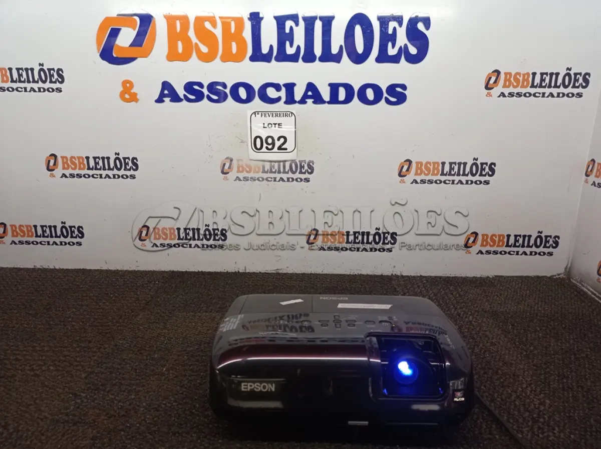 LOTE 092 - 01 PROJETOR MULTIMÍDIA LCD MODELO H283A MARCA EPSON. (NO ESTADO) ATENÇÃO! FAZER A VISITAÇÃO ANTES DE ARREMATAR, NÃO SABEMOS SE FUNCIONA. LEILÃO NÃO TEM GARANTIA E NEM DEVOLUÇÃO, SUJEITO A POSSÍVEIS AVARIAS VISÍVEIS/OCULTAS E/OU AUSÊNCIA DE COMPONENTES.