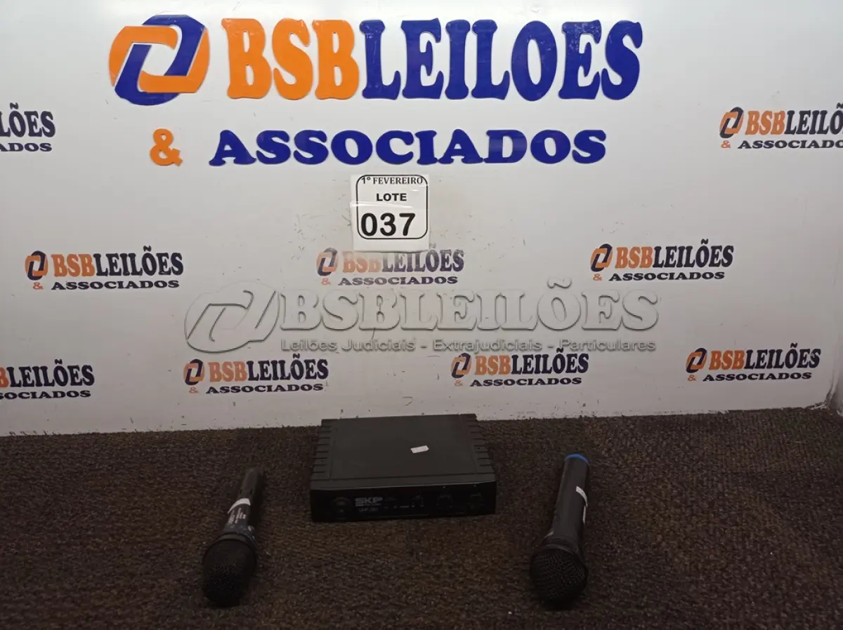 LOTE 037 - 01 BASE COM 02 MICROFONES LAPELA. (NO ESTADO) ATENÇÃO! FAZER A VISITAÇÃO ANTES DE ARREMATAR, NÃO SABEMOS SE FUNCIONA. LEILÃO NÃO TEM GARANTIA E NEM DEVOLUÇÃO, SUJEITO A POSSÍVEIS AVARIAS VISÍVEIS/OCULTAS E/OU AUSÊNCIA DE COMPONENTES.