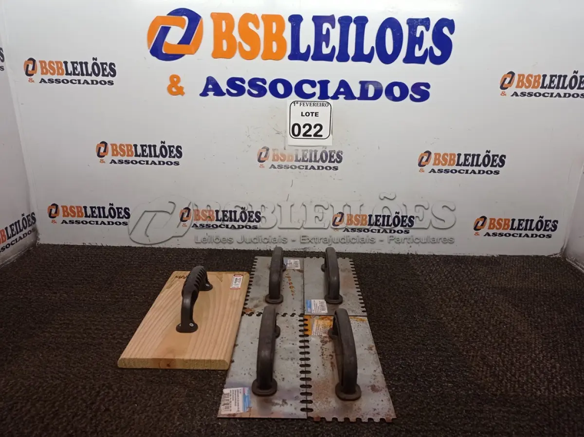 LOTE 022 - 05 DESEMPENADEIRAS, SENDO 04 EM AÇO DENTADO MEDINDO 26X12CM E 01 DE MADEIRA MEDINDO 17 X 30 CM. (NO ESTADO) ATENÇÃO! FAZER A VISITAÇÃO ANTES DE ARREMATAR, NÃO SABEMOS SE FUNCIONA. LEILÃO NÃO TEM GARANTIA E NEM DEVOLUÇÃO, SUJEITO A POSSÍVEIS AVARIAS VISÍVEIS/OCULTAS E/OU AUSÊNCIA DE COMPONENTES.