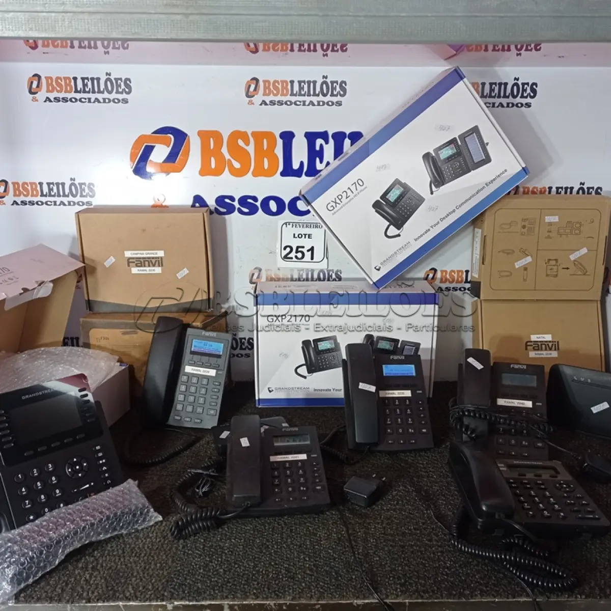 LOTE 251 - 01 LOTE COM TELEFONES DE RAMAL. (NO ESTADO) ATENÇÃO! FAZER A VISITAÇÃO ANTES DE ARREMATAR, NÃO SABEMOS SE FUNCIONA. LEILÃO NÃO TEM GARANTIA E NEM DEVOLUÇÃO, SUJEITO A POSSÍVEIS AVARIAS VISÍVEIS/OCULTAS E/OU AUSÊNCIA DE COMPONENTES.