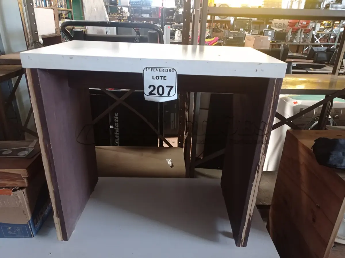 LOTE 207 - 01 MESA PEQUENA. (NO ESTADO) ATENÇÃO! FAZER A VISITAÇÃO ANTES DE ARREMATAR, NÃO SABEMOS SE FUNCIONA. LEILÃO NÃO TEM GARANTIA E NEM DEVOLUÇÃO, SUJEITO A POSSÍVEIS AVARIAS VISÍVEIS/OCULTAS E/OU AUSÊNCIA DE COMPONENTES.