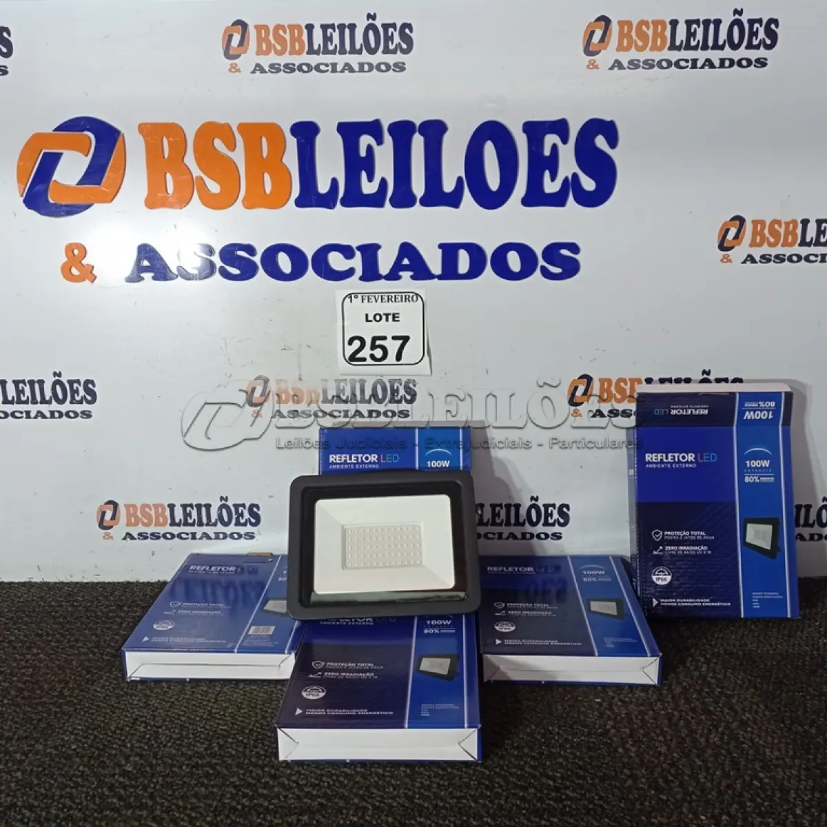 LOTE 257 - 05 REFLETORES DE LED AMBIENTES EXTERNOS 100W. (NOVO) (NO ESTADO) ATENÇÃO! FAZER A VISITAÇÃO ANTES DE ARREMATAR, NÃO SABEMOS SE FUNCIONA. LEILÃO NÃO TEM GARANTIA E NEM DEVOLUÇÃO, SUJEITO A POSSÍVEIS AVARIAS VISÍVEIS/OCULTAS E/OU AUSÊNCIA DE COMPONENTES.