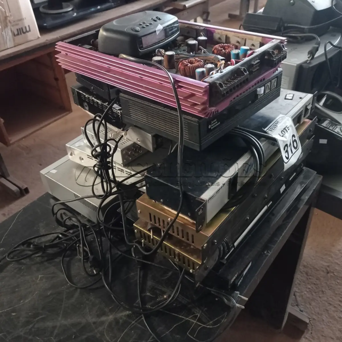 LOTE 316 - 01 LOTE COM APARELHOS ELETRÔNICOS DIVERSOS. (NO ESTADO) ATENÇÃO! FAZER A VISITAÇÃO ANTES DE ARREMATAR, NÃO SABEMOS SE FUNCIONA. LEILÃO NÃO TEM GARANTIA E NEM DEVOLUÇÃO, SUJEITO A POSSÍVEIS AVARIAS VISÍVEIS/OCULTAS E/OU AUSÊNCIA DE COMPONENTES.