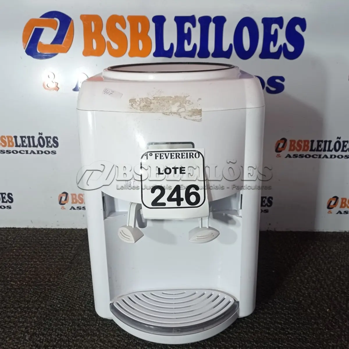 LOTE 246 - 01 BEBEDOURO TIPO GARRAFÃO. (NO ESTADO) ATENÇÃO! FAZER A VISITAÇÃO ANTES DE ARREMATAR, NÃO SABEMOS SE FUNCIONA. LEILÃO NÃO TEM GARANTIA E NEM DEVOLUÇÃO, SUJEITO A POSSÍVEIS AVARIAS VISÍVEIS/OCULTAS E/OU AUSÊNCIA DE COMPONENTES.