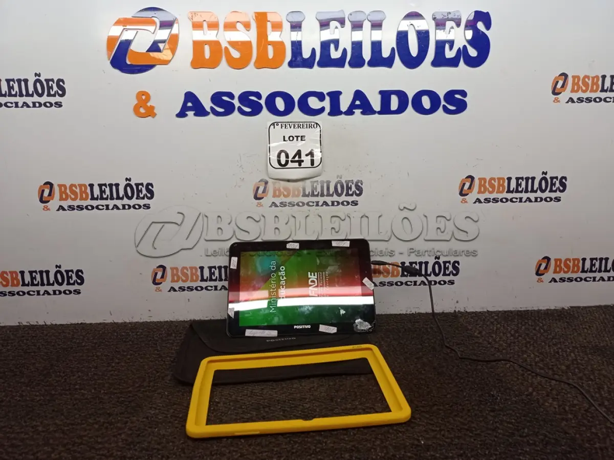 LOTE 041 - 01 TABLET MARCA POSITIVO COM CARREGADOR. (NO ESTADO) ATENÇÃO! FAZER A VISITAÇÃO ANTES DE ARREMATAR, NÃO SABEMOS SE FUNCIONA. LEILÃO NÃO TEM GARANTIA E NEM DEVOLUÇÃO, SUJEITO A POSSÍVEIS AVARIAS VISÍVEIS/OCULTAS E/OU AUSÊNCIA DE COMPONENTES.