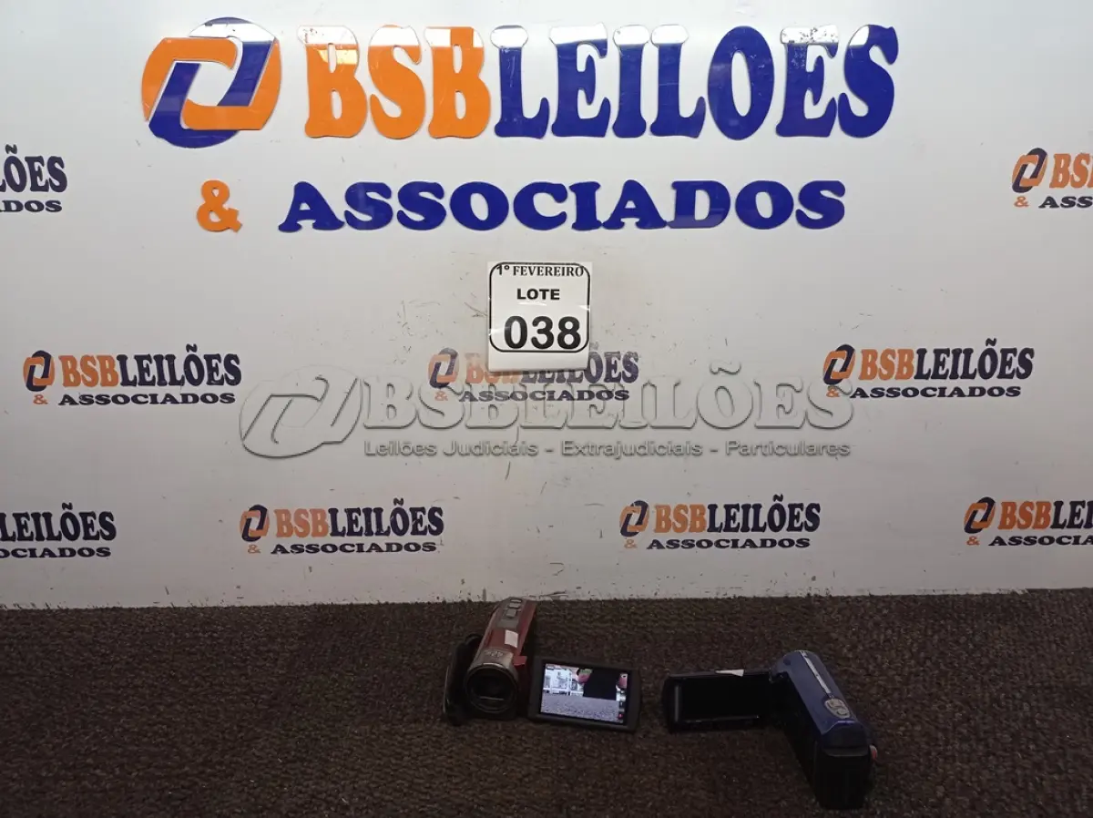 LOTE 038 - 02 FILMADORAS, SENDO UMA MARCA JVC E UMA SONY SEM CARREGADOR. LIGANDO. (NO ESTADO) ATENÇÃO! FAZER A VISITAÇÃO ANTES DE ARREMATAR, NÃO SABEMOS SE FUNCIONA. LEILÃO NÃO TEM GARANTIA E NEM DEVOLUÇÃO, SUJEITO A POSSÍVEIS AVARIAS VISÍVEIS/OCULTAS E/OU AUSÊNCIA DE COMPONENTES.