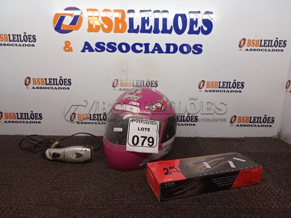 LOTE 079 - 01 CHAPINHA, 01 MÁQUINA PARA CORTAR CABELO E 01 CAPACETE FEMININO PARA MOTO. (NO ESTADO) ATENÇÃO! FAZER A VISITAÇÃO ANTES DE ARREMATAR, NÃO SABEMOS SE FUNCIONA. LEILÃO NÃO TEM GARANTIA E NEM DEVOLUÇÃO, SUJEITO A POSSÍVEIS AVARIAS VISÍVEIS/OCULTAS E/OU AUSÊNCIA DE COMPONENTES.