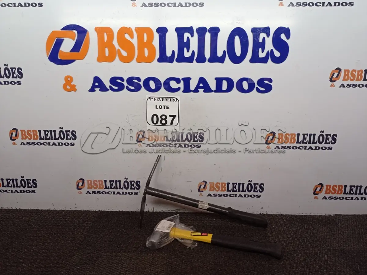 LOTE 087 - 01 MARTELO COM CABO EMBORRACHADO DE 27 MM E 01 SACHO PARA JARDINAGEM. (NO ESTADO) ATENÇÃO! FAZER A VISITAÇÃO ANTES DE ARREMATAR, NÃO SABEMOS SE FUNCIONA. LEILÃO NÃO TEM GARANTIA E NEM DEVOLUÇÃO, SUJEITO A POSSÍVEIS AVARIAS VISÍVEIS/OCULTAS E/OU AUSÊNCIA DE COMPONENTES.