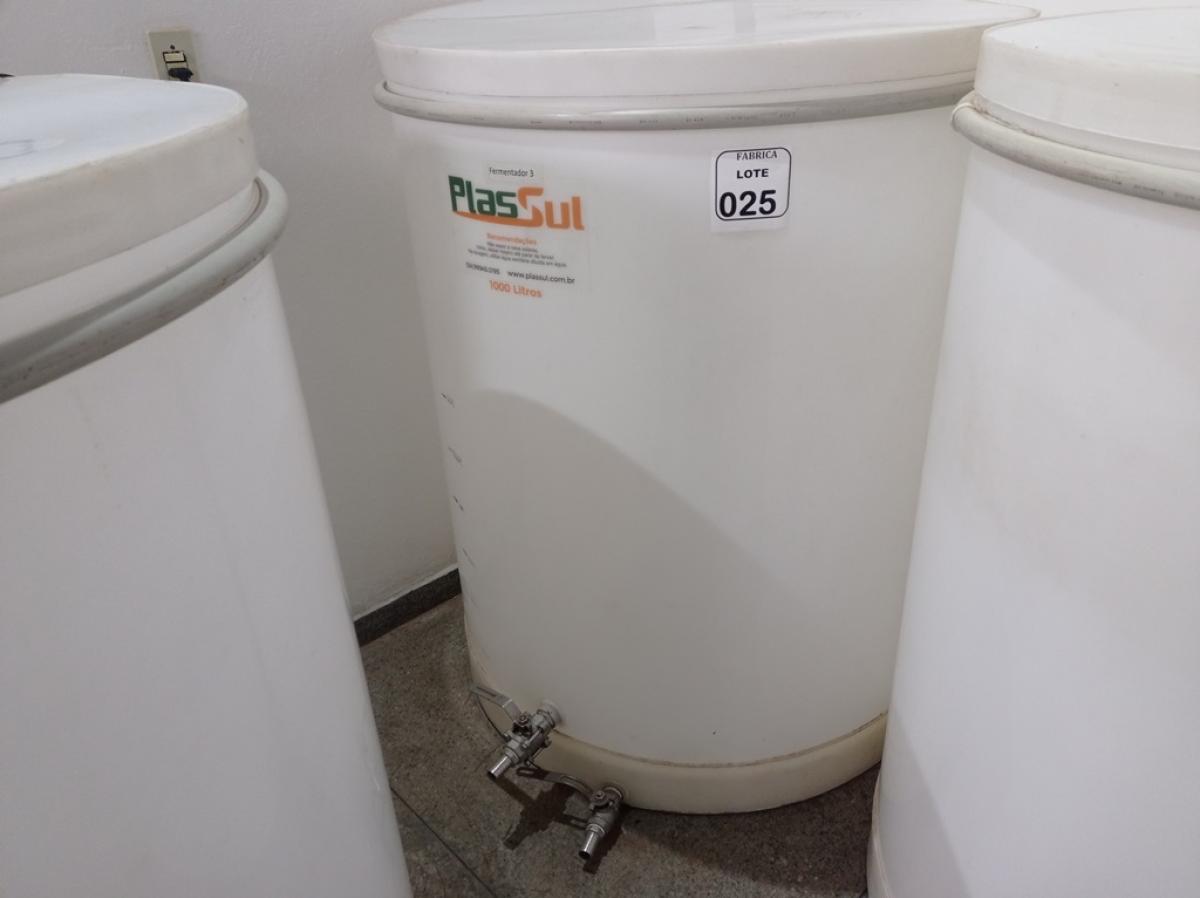 01 FERMENTADORA DE 1MIL LITROS PP PLASUL COM TORNEIRA DE INOX. (NO ESTADO) ATENÇÃO! FAZER A VISITAÇÃO ANTES DE ARREMATAR, NÃO SABEMOS SE FUNCIONA. LEILÃO NÃO TEM GARANTIA E NEM DEVOLUÇÃO, SUJEITO A POSSÍVEIS AVARIAS VISÍVEIS/OCULTAS E/OU AUSÊNCIA DE COMPONENTES.