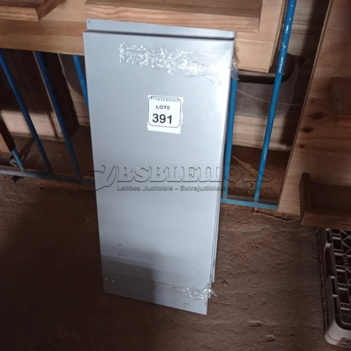 LOTE 391 - 04 PRATELEIRAS PARA ESTANTE DE AÇO. (NO ESTADO) ATENÇÃO! FAZER A VISITAÇÃO ANTES DE ARREMATAR, NÃO SABEMOS SE FUNCIONA. LEILÃO NÃO TEM GARANTIA E NEM DEVOLUÇÃO, SUJEITO A POSSÍVEIS AVARIAS VISÍVEIS/OCULTAS E/OU AUSÊNCIA DE COMPONENTES.