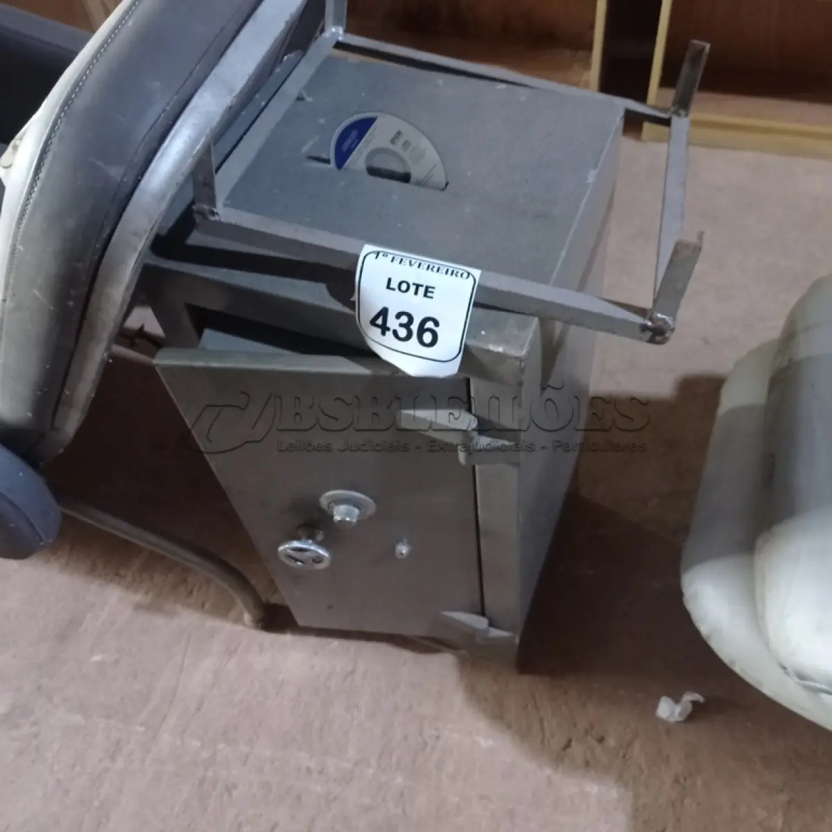 LOTE 436 - 01 COFRE EM AÇO COM BOCA DE LOBO. COM SEGREDO. (NO ESTADO) ATENÇÃO! FAZER A VISITAÇÃO ANTES DE ARREMATAR, NÃO SABEMOS SE FUNCIONA. LEILÃO NÃO TEM GARANTIA E NEM DEVOLUÇÃO, SUJEITO A POSSÍVEIS AVARIAS VISÍVEIS/OCULTAS E/OU AUSÊNCIA DE COMPONENTES.