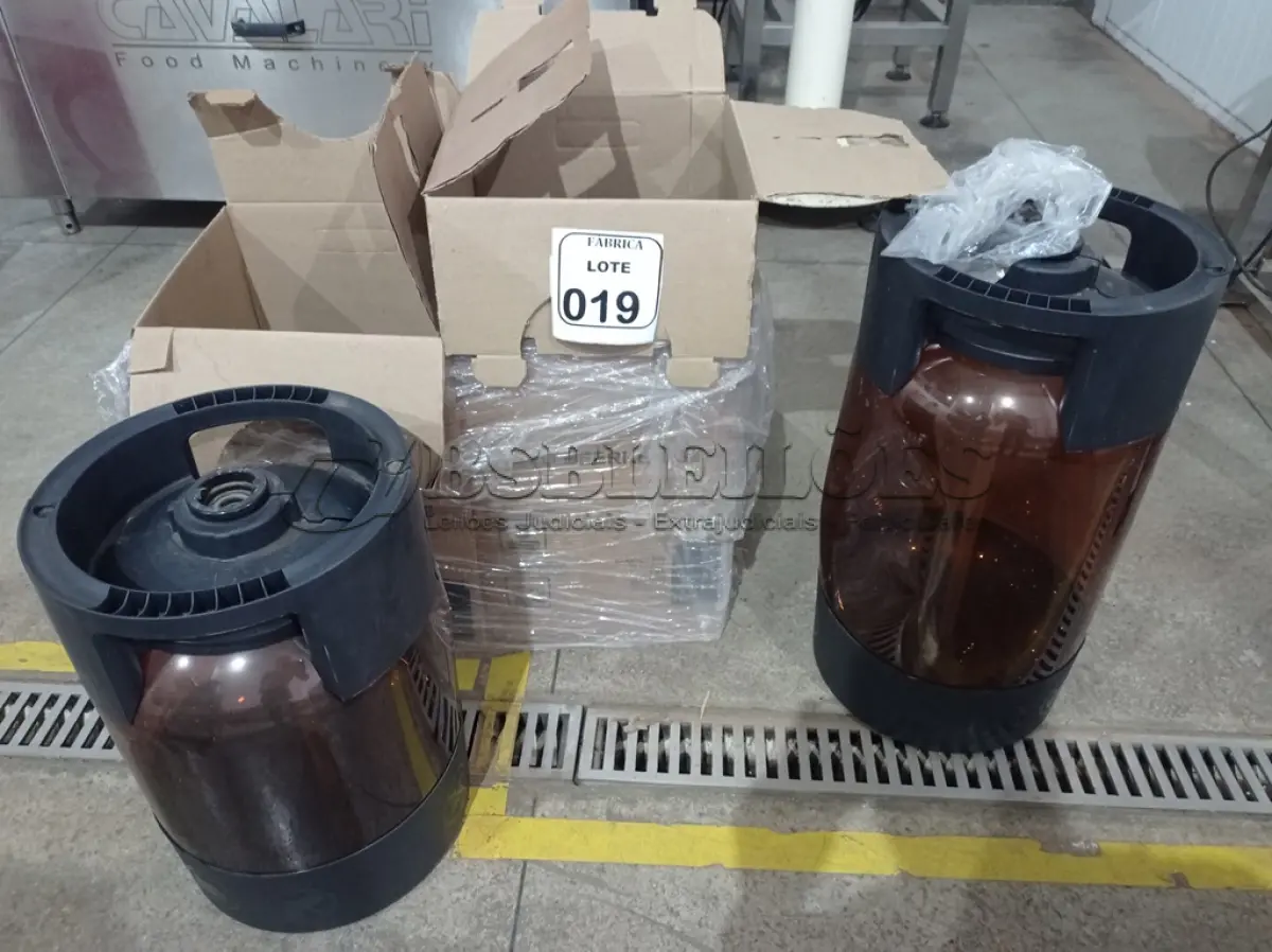 LOTE 019 - 02 BOMBONAS EM PLÁSTICO PARA XAROPE. (NO ESTADO) ATENÇÃO! FAZER A VISITAÇÃO ANTES DE ARREMATAR, NÃO SABEMOS SE FUNCIONA. LEILÃO NÃO TEM GARANTIA E NEM DEVOLUÇÃO, SUJEITO A POSSÍVEIS AVARIAS VISÍVEIS/OCULTAS E/OU AUSÊNCIA DE COMPONENTES.