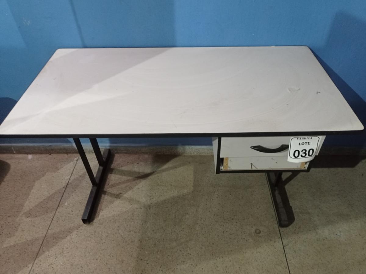 01 MESA PARA ESCRITÓRIO COM 02 GAVETAS. (NO ESTADO) ATENÇÃO! FAZER A VISITAÇÃO ANTES DE ARREMATAR, NÃO SABEMOS SE FUNCIONA. LEILÃO NÃO TEM GARANTIA E NEM DEVOLUÇÃO, SUJEITO A POSSÍVEIS AVARIAS VISÍVEIS/OCULTAS E/OU AUSÊNCIA DE COMPONENTES.