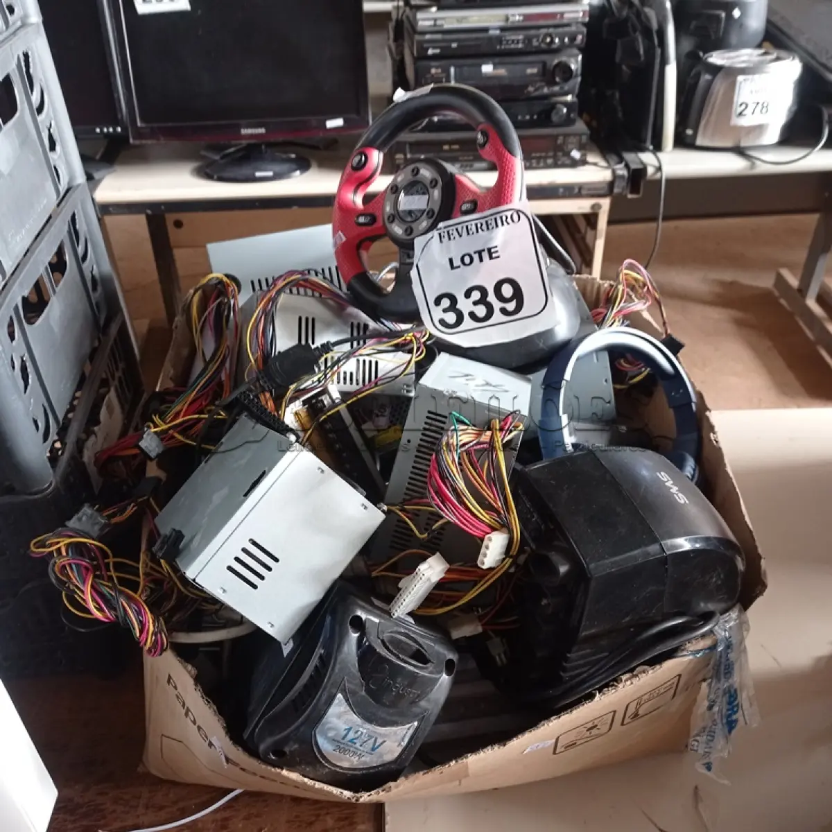 LOTE 339 - 01 LOTE COM FONTES, FONES DE OUVIDO, ESTABILIZADORES E JOYSTICK. (NO ESTADO) ATENÇÃO! FAZER A VISITAÇÃO ANTES DE ARREMATAR, NÃO SABEMOS SE FUNCIONA. LEILÃO NÃO TEM GARANTIA E NEM DEVOLUÇÃO, SUJEITO A POSSÍVEIS AVARIAS VISÍVEIS/OCULTAS E/OU AUSÊNCIA DE COMPONENTES.