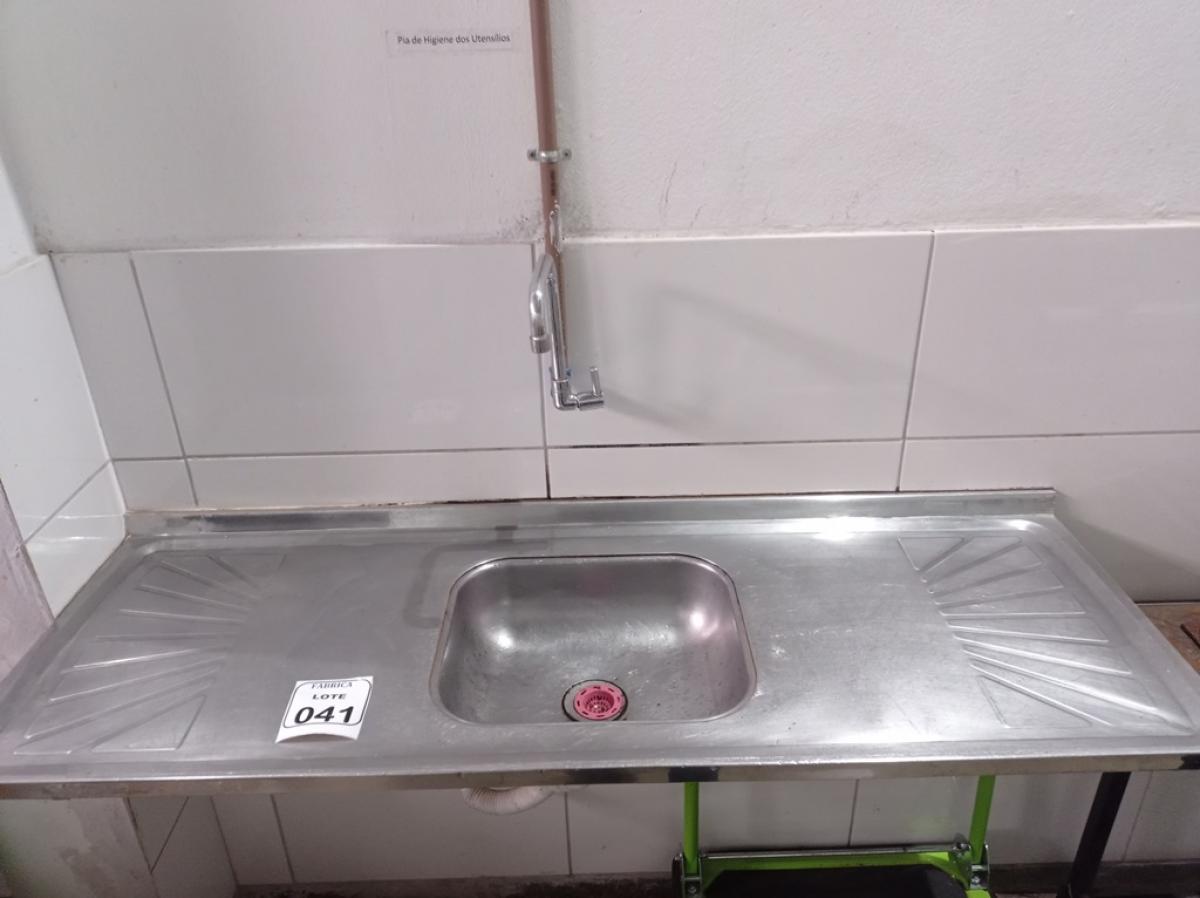01 PIA EM INOX 1,50CM X 0,53CM COM TORNEIRA. (NO ESTADO) ATENÇÃO! FAZER A VISITAÇÃO ANTES DE ARREMATAR, NÃO SABEMOS SE FUNCIONA. LEILÃO NÃO TEM GARANTIA E NEM DEVOLUÇÃO, SUJEITO A POSSÍVEIS AVARIAS VISÍVEIS/OCULTAS E/OU AUSÊNCIA DE COMPONENTES.