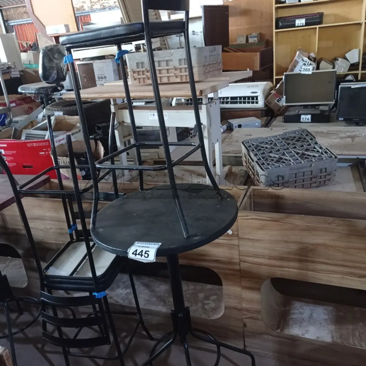 LOTE 445 - 01 MESA BISTRÔ REDONDA COM 4 BANQUETAS ALTA. (NO ESTADO) ATENÇÃO! FAZER A VISITAÇÃO ANTES DE ARREMATAR, NÃO SABEMOS SE FUNCIONA. LEILÃO NÃO TEM GARANTIA E NEM DEVOLUÇÃO, SUJEITO A POSSÍVEIS AVARIAS VISÍVEIS/OCULTAS E/OU AUSÊNCIA DE COMPONENTES.