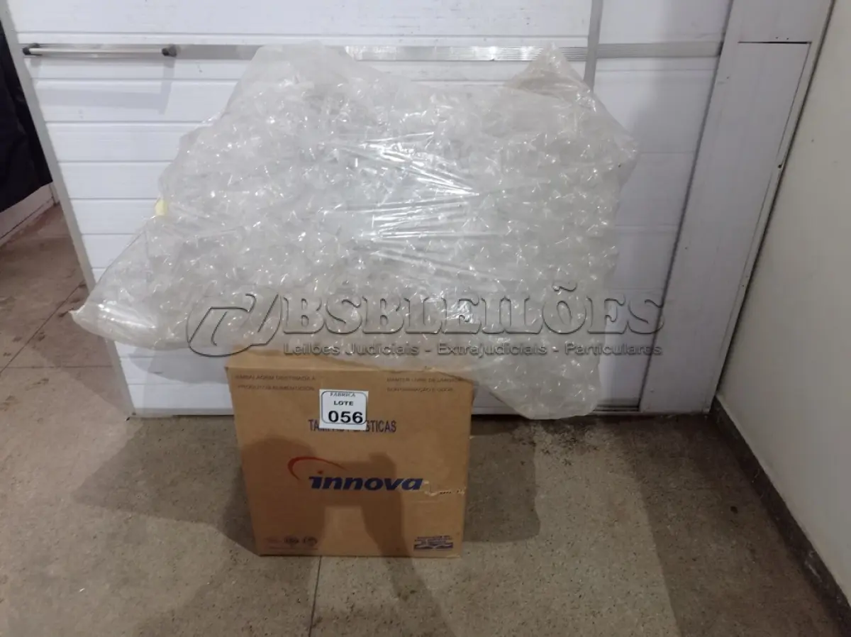 LOTE 056 - 01 CAIXA COM TAMPAS DE GARRAFA PET E 02 FARDOS DE GARRAFA PET. (NO ESTADO) ATENÇÃO! FAZER A VISITAÇÃO ANTES DE ARREMATAR, NÃO SABEMOS SE FUNCIONA. LEILÃO NÃO TEM GARANTIA E NEM DEVOLUÇÃO, SUJEITO A POSSÍVEIS AVARIAS VISÍVEIS/OCULTAS E/OU AUSÊNCIA DE COMPONENTES.