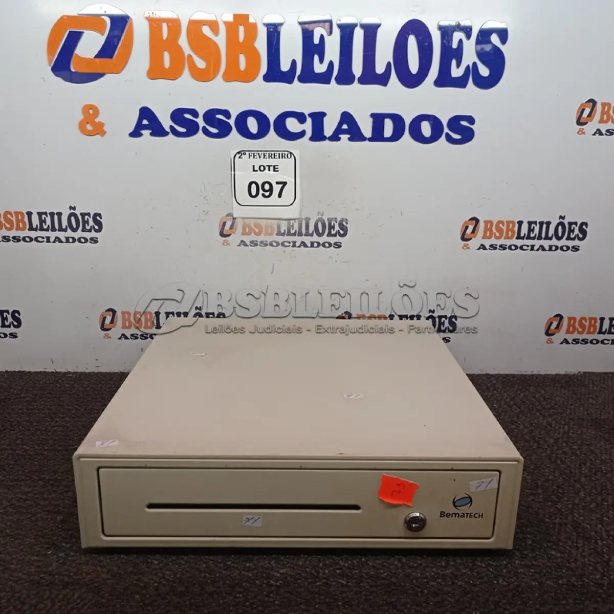 LOTE 097 - 01 CAIXA REGISTRADORA MARCA BEMATECH. (NO ESTADO) ATENÇÃO! FAZER A VISITAÇÃO ANTES DE ARREMATAR, NÃO SABEMOS SE FUNCIONA. LEILÃO NÃO TEM GARANTIA E NEM DEVOLUÇÃO, SUJEITO A POSSÍVEIS AVARIAS VISÍVEIS/OCULTAS E/OU AUSÊNCIA DE COMPONENTES.
