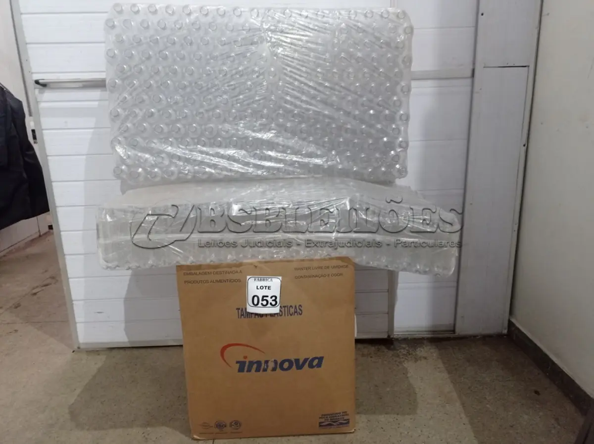 LOTE 053 - 01 CAIXA COM TAMPAS DE GARRAFA PET E 02 FARDOS DE GARRAFA PET DE 270ML. (NO ESTADO) ATENÇÃO! FAZER A VISITAÇÃO ANTES DE ARREMATAR, NÃO SABEMOS SE FUNCIONA. LEILÃO NÃO TEM GARANTIA E NEM DEVOLUÇÃO, SUJEITO A POSSÍVEIS AVARIAS VISÍVEIS/OCULTAS E/OU AUSÊNCIA DE COMPONENTES.