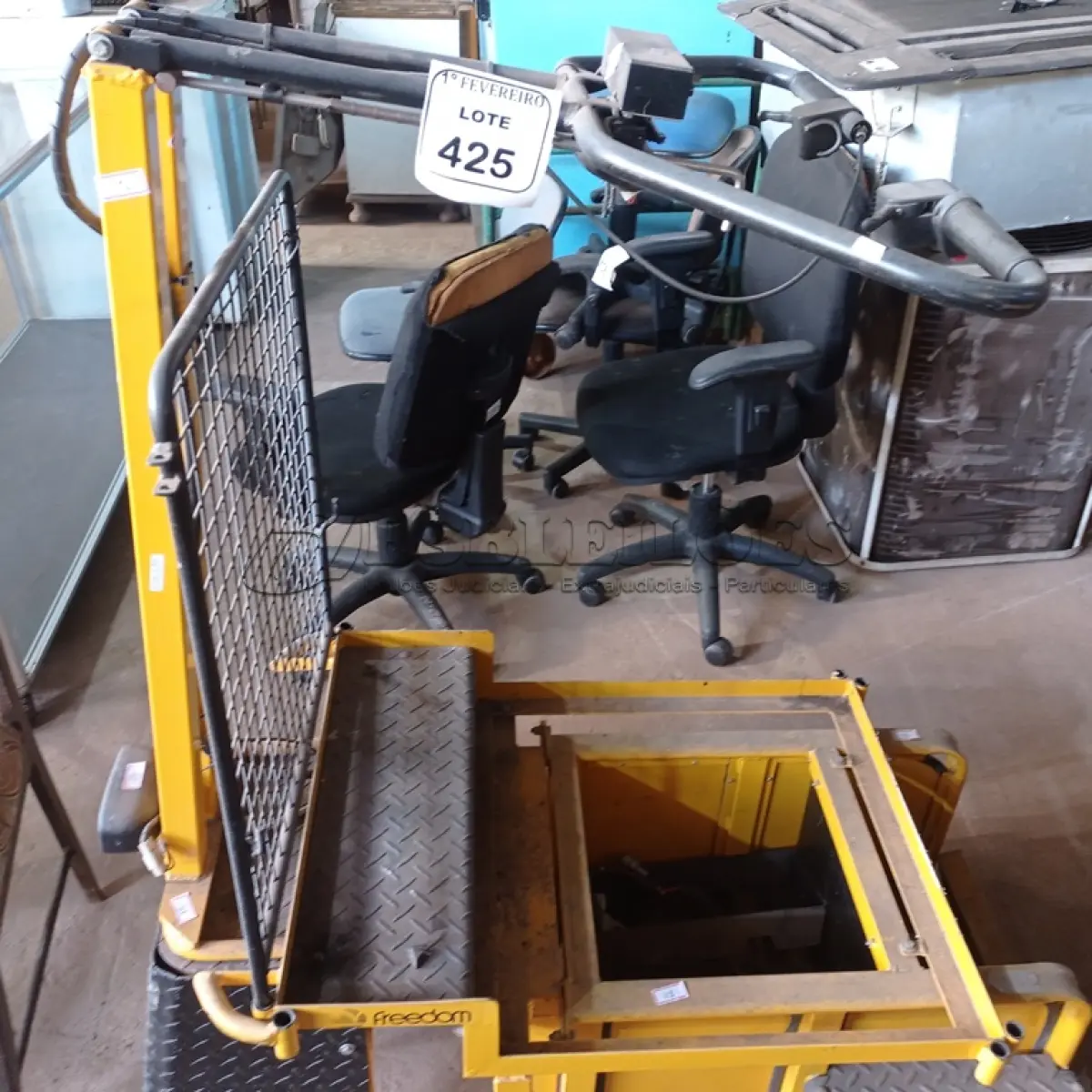 LOTE 425 - 01 CARRINHO PARA CARGA SEM RODAS E COM MOTOR (NO ESTADO) ATENÇÃO! FAZER A VISITAÇÃO ANTES DE ARREMATAR, NÃO SABEMOS SE FUNCIONA. LEILÃO NÃO TEM GARANTIA E NEM DEVOLUÇÃO, SUJEITO A POSSÍVEIS AVARIAS VISÍVEIS/OCULTAS E/OU AUSÊNCIA DE COMPONENTES.