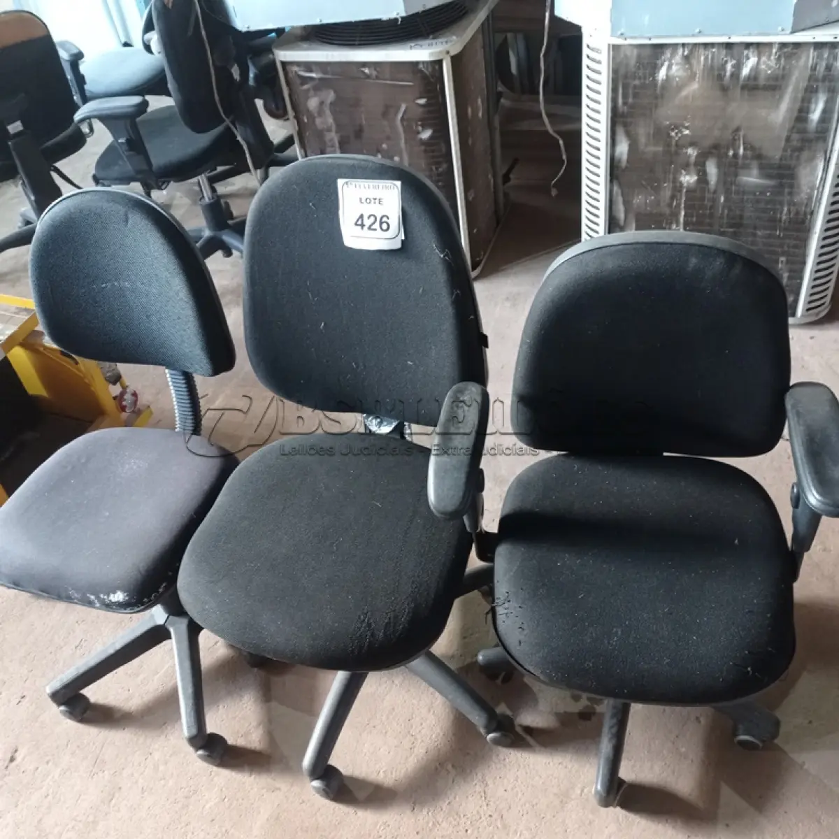 LOTE 426 - 03 CADEIRAS GIRATÓRIAS PARA ESCRITÓRIO. (NO ESTADO) ATENÇÃO! FAZER A VISITAÇÃO ANTES DE ARREMATAR, NÃO SABEMOS SE FUNCIONA. LEILÃO NÃO TEM GARANTIA E NEM DEVOLUÇÃO, SUJEITO A POSSÍVEIS AVARIAS VISÍVEIS/OCULTAS E/OU AUSÊNCIA DE COMPONENTES.