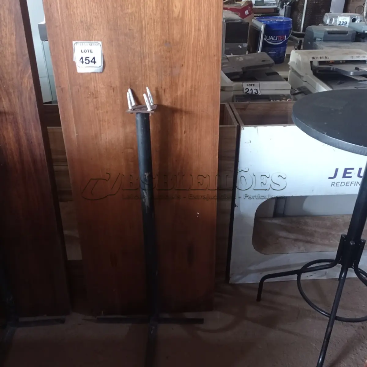 LOTE 454 - 01 MESA DE PAREDE EM MADEIRA PARA LANCHONETE. (NO ESTADO) ATENÇÃO! FAZER A VISITAÇÃO ANTES DE ARREMATAR, NÃO SABEMOS SE FUNCIONA. LEILÃO NÃO TEM GARANTIA E NEM DEVOLUÇÃO, SUJEITO A POSSÍVEIS AVARIAS VISÍVEIS/OCULTAS E/OU AUSÊNCIA DE COMPONENTES.