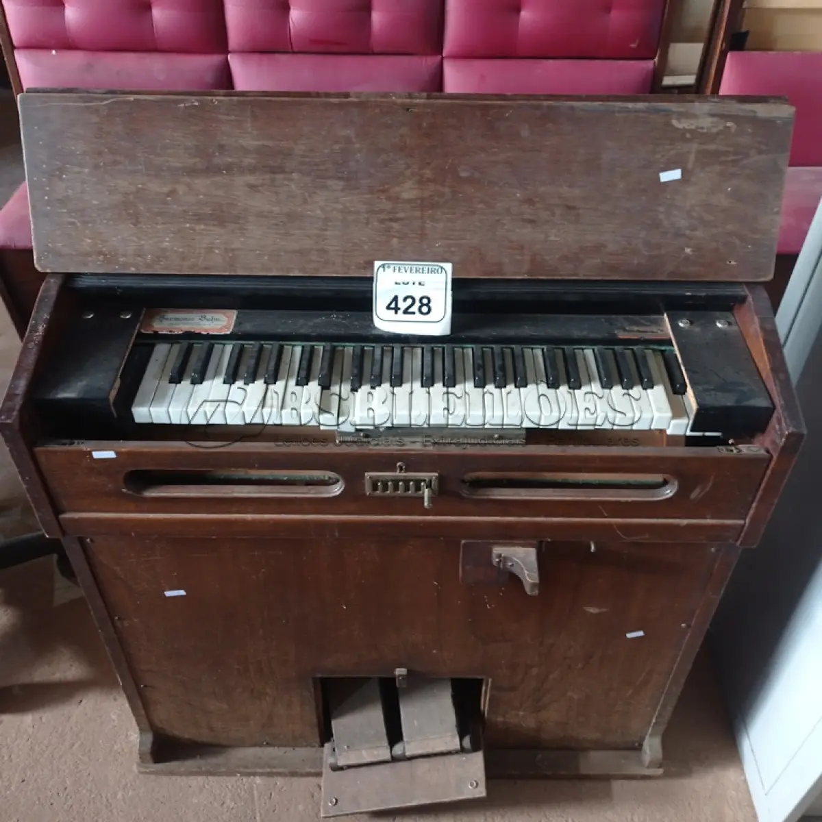 LOTE 428 - 01 PIANO /ÓRGÃO ANTIGO. (NO ESTADO) ATENÇÃO! FAZER A VISITAÇÃO ANTES DE ARREMATAR, NÃO SABEMOS SE FUNCIONA. LEILÃO NÃO TEM GARANTIA E NEM DEVOLUÇÃO, SUJEITO A POSSÍVEIS AVARIAS VISÍVEIS/OCULTAS E/OU AUSÊNCIA DE COMPONENTES.