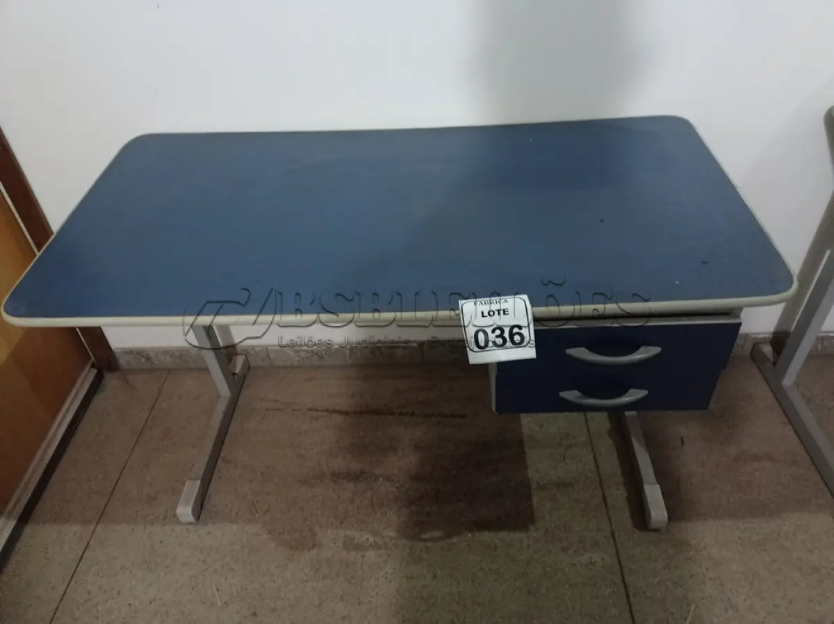 LOTE 036 - 01 MESA PARA ESCRITÓRIO. (NO ESTADO) ATENÇÃO! FAZER A VISITAÇÃO ANTES DE ARREMATAR, NÃO SABEMOS SE FUNCIONA. LEILÃO NÃO TEM GARANTIA E NEM DEVOLUÇÃO, SUJEITO A POSSÍVEIS AVARIAS VISÍVEIS/OCULTAS E/OU AUSÊNCIA DE COMPONENTES.