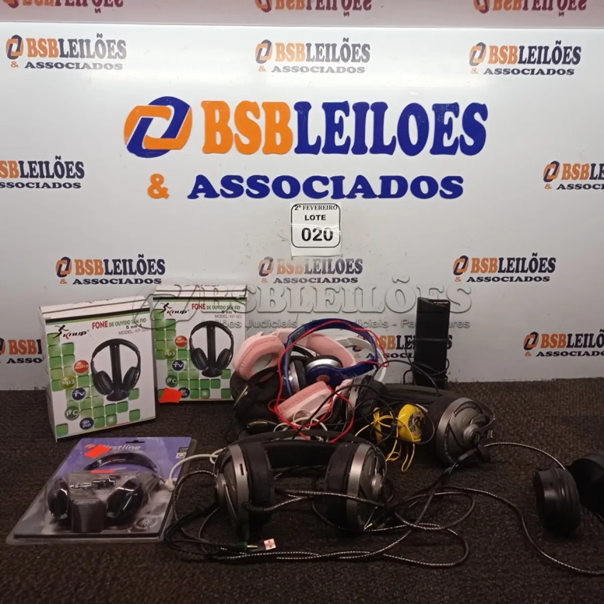 LOTE 020 - 13 FONES DE OUVIDO MARCAS E MODELOS DIVERSOS. (NO ESTADO) ATENÇÃO! FAZER A VISITAÇÃO ANTES DE ARREMATAR, NÃO SABEMOS SE FUNCIONA. LEILÃO NÃO TEM GARANTIA E NEM DEVOLUÇÃO, SUJEITO A POSSÍVEIS AVARIAS VISÍVEIS/OCULTAS E/OU AUSÊNCIA DE COMPONENTES.