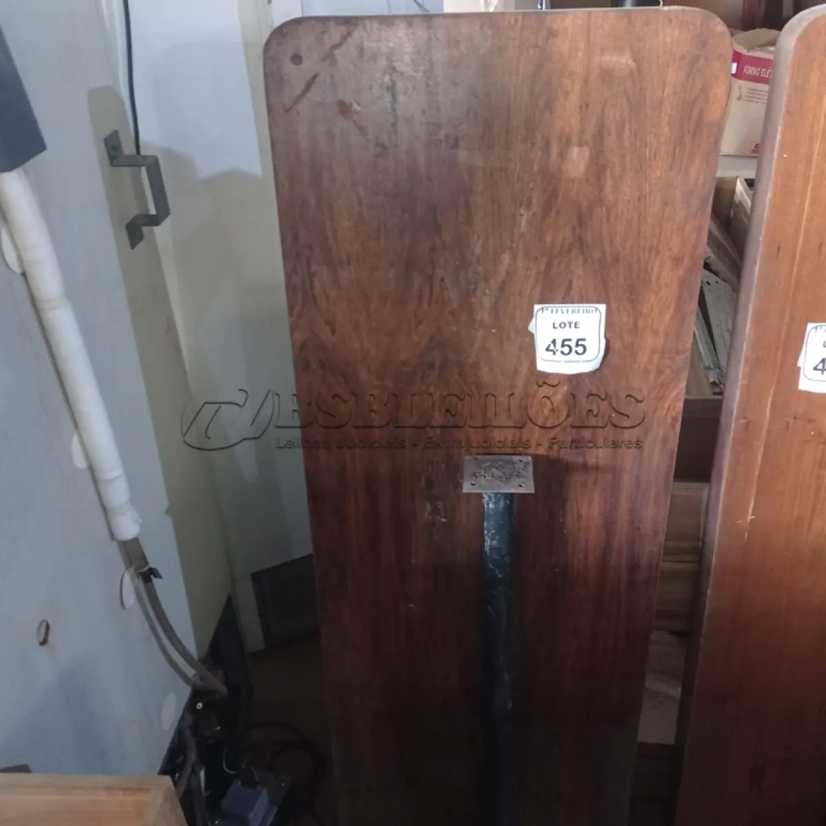 LOTE 455 - 01 MESA DE PAREDE EM MADEIRA PARA LANCHONETE. (NO ESTADO) ATENÇÃO! FAZER A VISITAÇÃO ANTES DE ARREMATAR, NÃO SABEMOS SE FUNCIONA. LEILÃO NÃO TEM GARANTIA E NEM DEVOLUÇÃO, SUJEITO A POSSÍVEIS AVARIAS VISÍVEIS/OCULTAS E/OU AUSÊNCIA DE COMPONENTES.