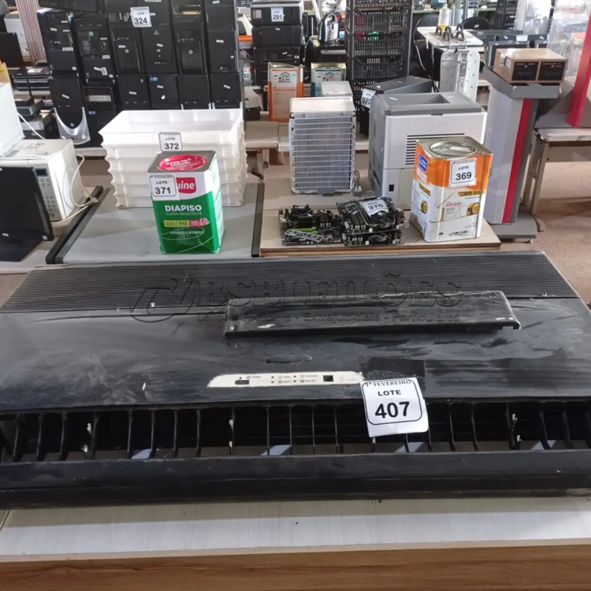 LOTE 407 - 01 EVAPORADORA DE TETO MÍDIA 35.000BTUS. (NO ESTADO) ATENÇÃO! FAZER A VISITAÇÃO ANTES DE ARREMATAR, NÃO SABEMOS SE FUNCIONA. LEILÃO NÃO TEM GARANTIA E NEM DEVOLUÇÃO, SUJEITO A POSSÍVEIS AVARIAS VISÍVEIS/OCULTAS E/OU AUSÊNCIA DE COMPONENTES.