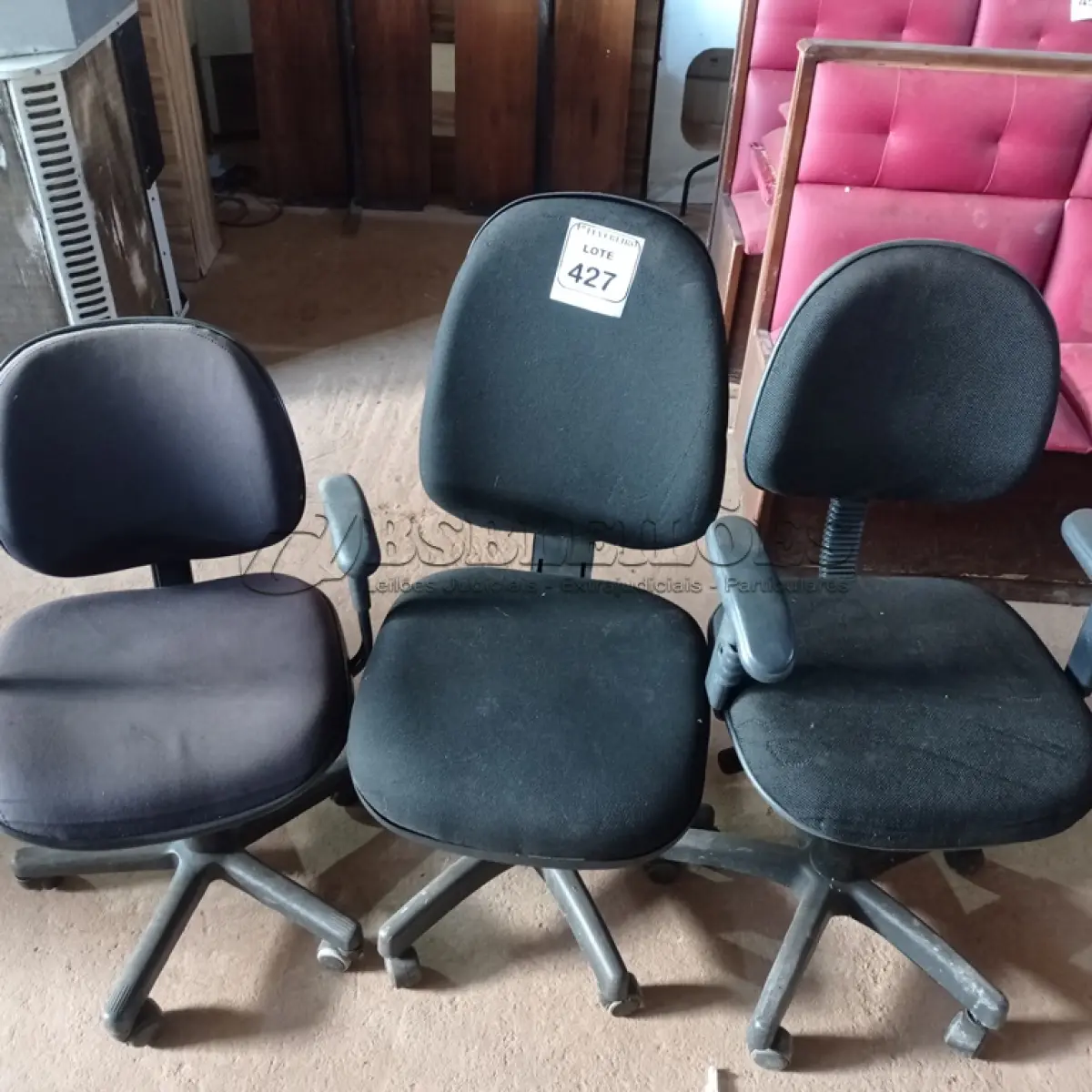 LOTE 427 - 03 CADEIRAS GIRATÓRIAS PARA ESCRITÓRIO. (NO ESTADO) ATENÇÃO! FAZER A VISITAÇÃO ANTES DE ARREMATAR, NÃO SABEMOS SE FUNCIONA. LEILÃO NÃO TEM GARANTIA E NEM DEVOLUÇÃO, SUJEITO A POSSÍVEIS AVARIAS VISÍVEIS/OCULTAS E/OU AUSÊNCIA DE COMPONENTES.