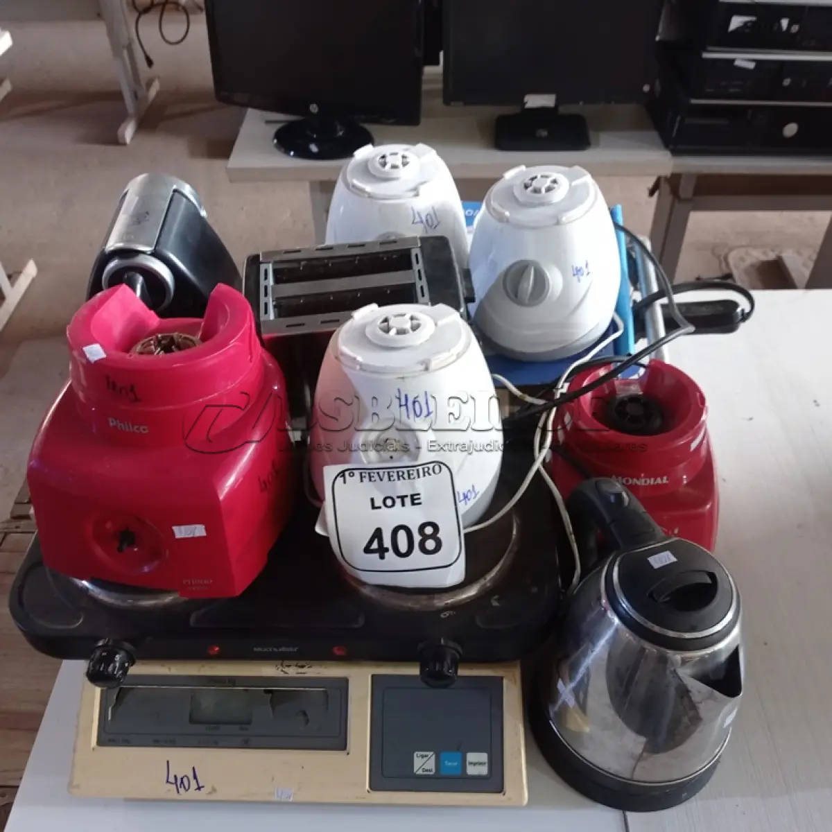 LOTE 408 - 01 BALANÇA, BASES PARA LIQUIDIFICADOR, CAFETEIRA E FOGÃO ELÉTRICO. (NO ESTADO) ATENÇÃO! FAZER A VISITAÇÃO ANTES DE ARREMATAR, NÃO SABEMOS SE FUNCIONA. LEILÃO NÃO TEM GARANTIA E NEM DEVOLUÇÃO, SUJEITO A POSSÍVEIS AVARIAS VISÍVEIS/OCULTAS E/OU AUSÊNCIA DE COMPONENTES.