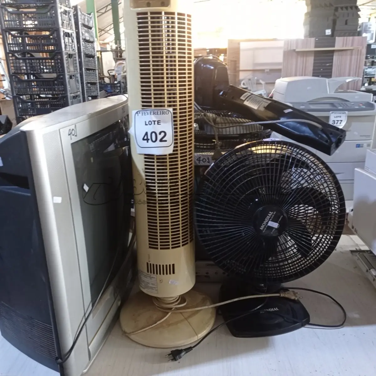 LOTE 402 - 02 TV’S ANTIGA E 03 VENTILADORES.  (NO ESTADO) ATENÇÃO! FAZER A VISITAÇÃO ANTES DE ARREMATAR, NÃO SABEMOS SE FUNCIONA. LEILÃO NÃO TEM GARANTIA E NEM DEVOLUÇÃO, SUJEITO A POSSÍVEIS AVARIAS VISÍVEIS/OCULTAS E/OU AUSÊNCIA DE COMPONENTES.
