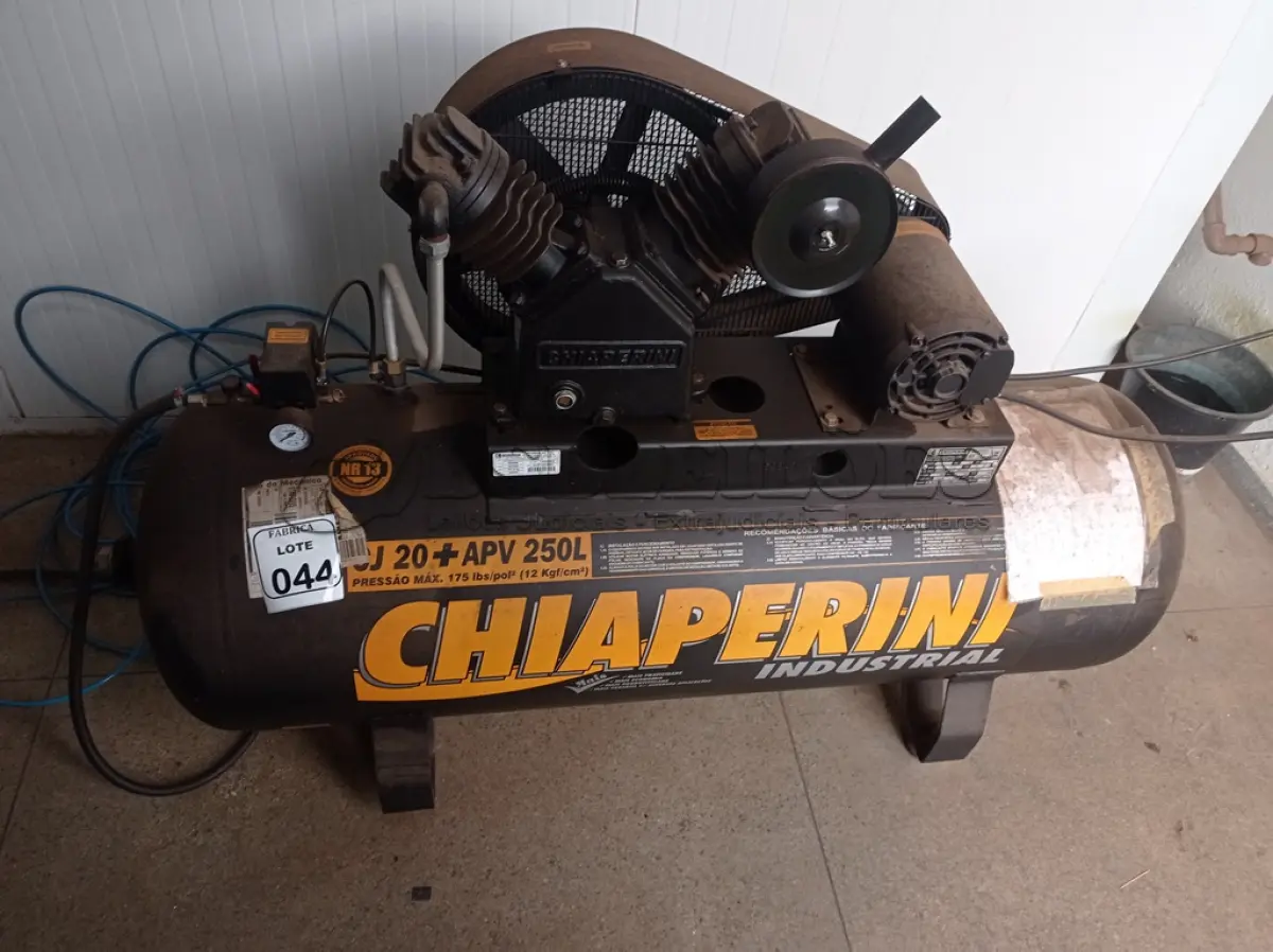 LOTE 044 - 01 COMPRESSOR DE AR CHIA PERINI 250 LITROS, 5HP TRIFÁSICO. (NO ESTADO) ATENÇÃO! FAZER A VISITAÇÃO ANTES DE ARREMATAR, NÃO SABEMOS SE FUNCIONA. LEILÃO NÃO TEM GARANTIA E NEM DEVOLUÇÃO, SUJEITO A POSSÍVEIS AVARIAS VISÍVEIS/OCULTAS E/OU AUSÊNCIA DE COMPONENTES.