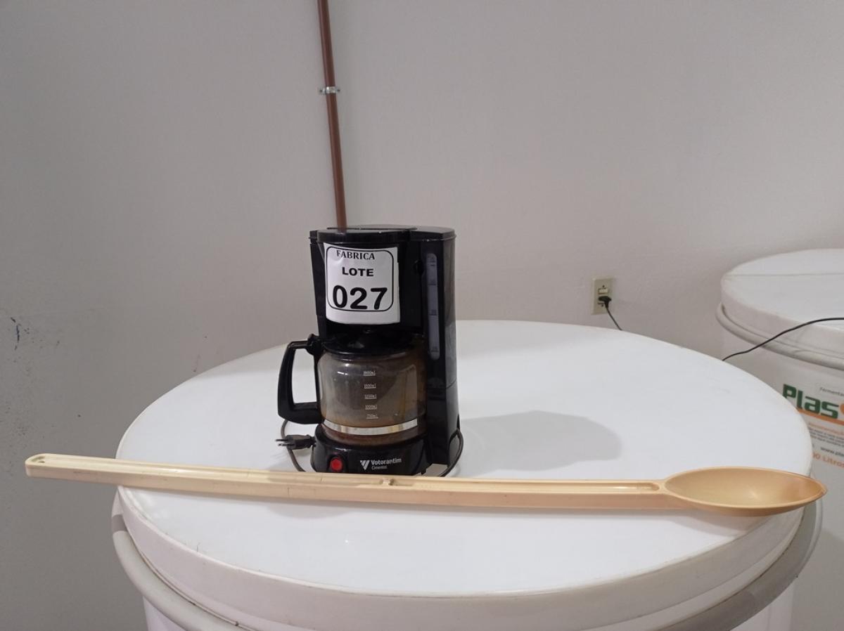 01 CAFETEIRA ELÉTRICA E 01 COLHER EM PVC. (NO ESTADO) ATENÇÃO! FAZER A VISITAÇÃO ANTES DE ARREMATAR, NÃO SABEMOS SE FUNCIONA. LEILÃO NÃO TEM GARANTIA E NEM DEVOLUÇÃO, SUJEITO A POSSÍVEIS AVARIAS VISÍVEIS/OCULTAS E/OU AUSÊNCIA DE COMPONENTES.