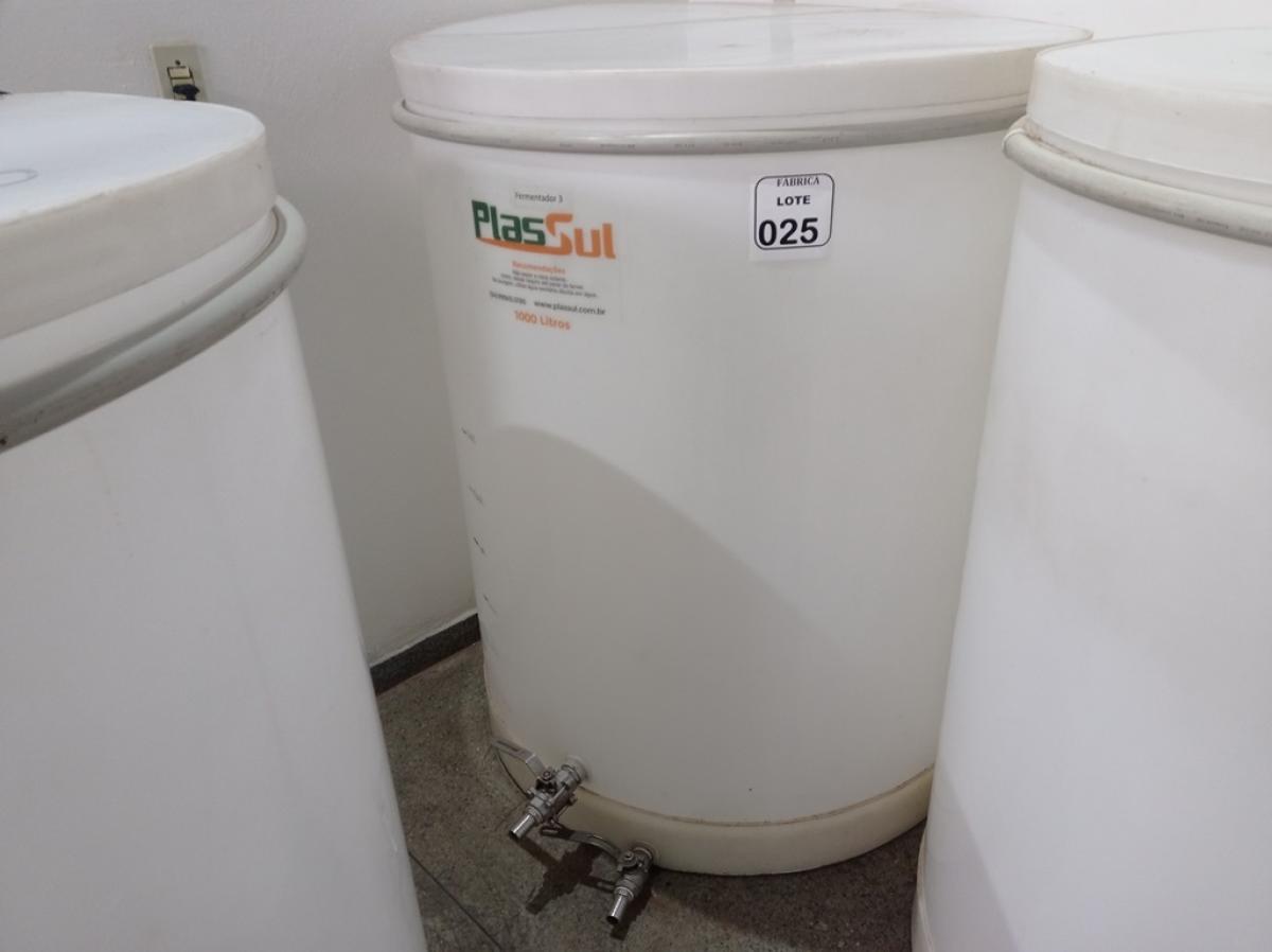 01 FERMENTADORA DE 1MIL LITROS PP PLASUL COM TORNEIRA DE INOX. (NO ESTADO) ATENÇÃO! FAZER A VISITAÇÃO ANTES DE ARREMATAR, NÃO SABEMOS SE FUNCIONA. LEILÃO NÃO TEM GARANTIA E NEM DEVOLUÇÃO, SUJEITO A POSSÍVEIS AVARIAS VISÍVEIS/OCULTAS E/OU AUSÊNCIA DE COMPONENTES.