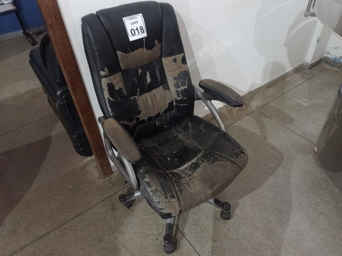 01 CADEIRA GIRATÓRIA PARA ESCRITÓRIO. (NO ESTADO) ATENÇÃO! FAZER A VISITAÇÃO ANTES DE ARREMATAR, NÃO SABEMOS SE FUNCIONA. LEILÃO NÃO TEM GARANTIA E NEM DEVOLUÇÃO, SUJEITO A POSSÍVEIS AVARIAS VISÍVEIS/OCULTAS E/OU AUSÊNCIA DE COMPONENTES.
