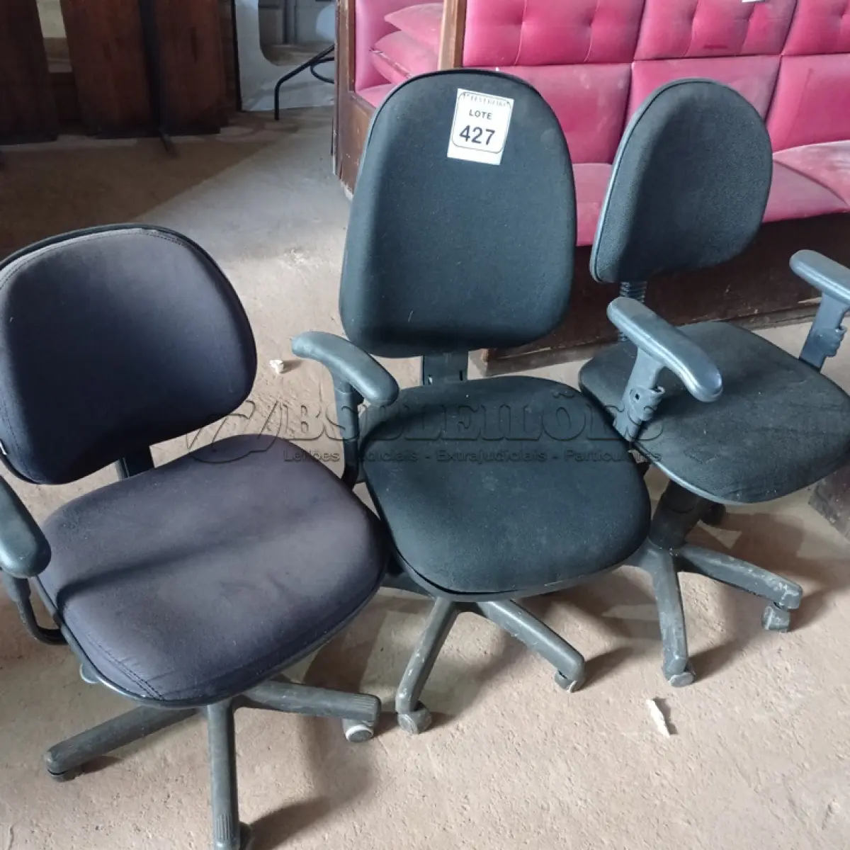 LOTE 427 - 03 CADEIRAS GIRATÓRIAS PARA ESCRITÓRIO. (NO ESTADO) ATENÇÃO! FAZER A VISITAÇÃO ANTES DE ARREMATAR, NÃO SABEMOS SE FUNCIONA. LEILÃO NÃO TEM GARANTIA E NEM DEVOLUÇÃO, SUJEITO A POSSÍVEIS AVARIAS VISÍVEIS/OCULTAS E/OU AUSÊNCIA DE COMPONENTES.