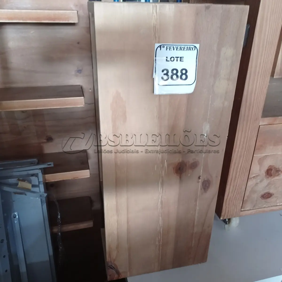LOTE 388 - 03 BANCOS PEQUENOS EM MADEIRA. (NO ESTADO) ATENÇÃO! FAZER A VISITAÇÃO ANTES DE ARREMATAR, NÃO SABEMOS SE FUNCIONA. LEILÃO NÃO TEM GARANTIA E NEM DEVOLUÇÃO, SUJEITO A POSSÍVEIS AVARIAS VISÍVEIS/OCULTAS E/OU AUSÊNCIA DE COMPONENTES.
