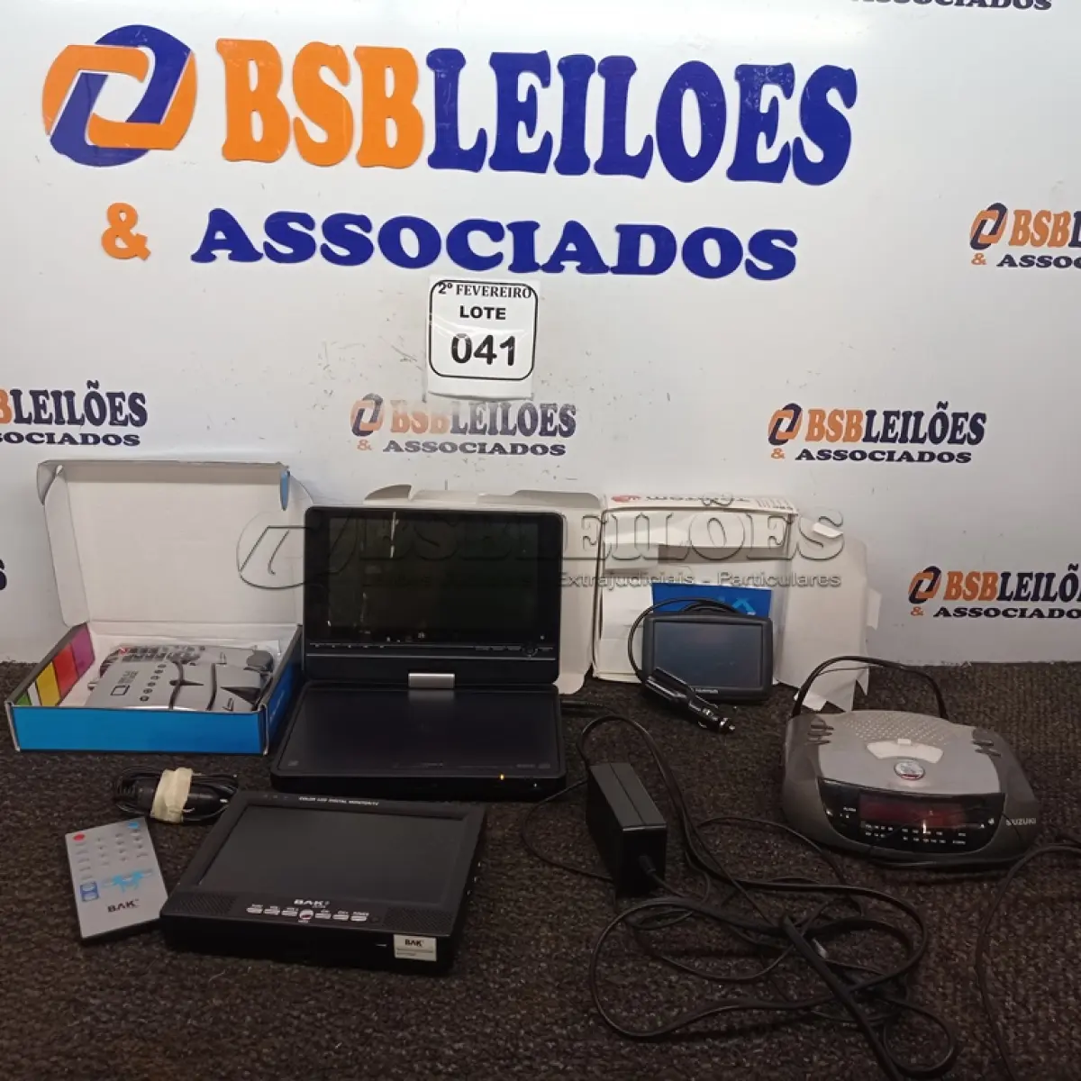 LOTE 041 - 01 TV BOX USB 2.0, 01 RÁDIO RELÓGIO, 01 GPS TOMTOM, 01 MONITOR/TV LCD DIGITAL E 01 DVD/PLAYER COM CARREGADOR MARCA SONY. (NO ESTADO) ATENÇÃO! FAZER A VISITAÇÃO ANTES DE ARREMATAR, NÃO SABEMOS SE FUNCIONA. LEILÃO NÃO TEM GARANTIA E NEM DEVOLUÇÃO, SUJEITO A POSSÍVEIS AVARIAS VISÍVEIS/OCULTAS E/OU AUSÊNCIA DE COMPONENTES.